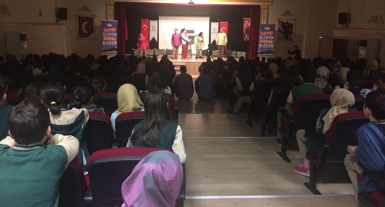 Toplu taşım kuralları tiyatroyla aşılanıyor Toplu taşım kuralları tiyatroyla aşılanıyor