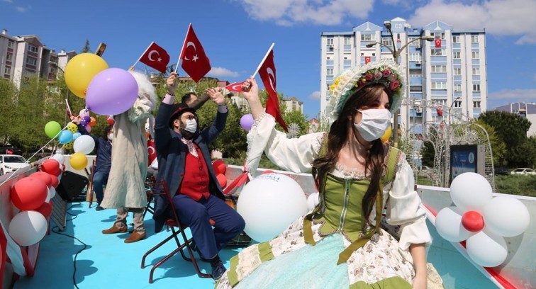 Büyükşehir Şehir Tiyatroları çocuklara bayram havası yaşattı Büyükşehir Şehir Tiyatroları çocuklara bayram havası yaşattı